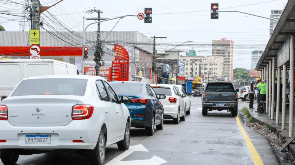 Lei de trânsito permite furar sinal vermelho no Brasil; saiba mais