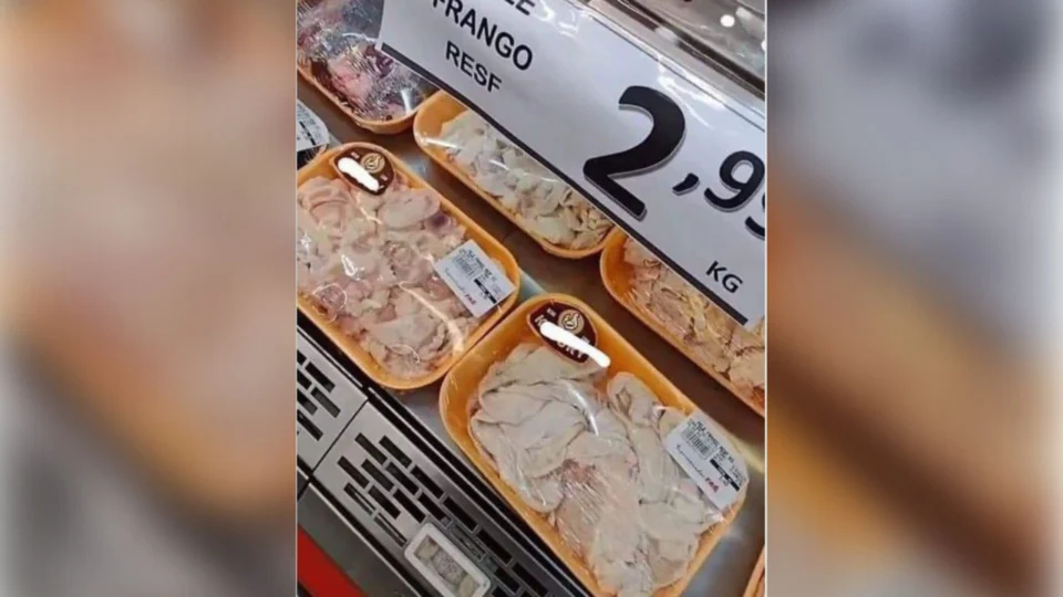 Pele de frango vendida a R$ 2,99 em supermercado de SP revolta internautas