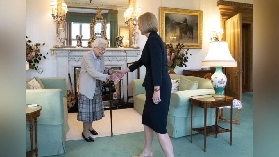 Rainha Elizabeth II empossa nova primeira-ministra do Reino Unido, Liz Truss