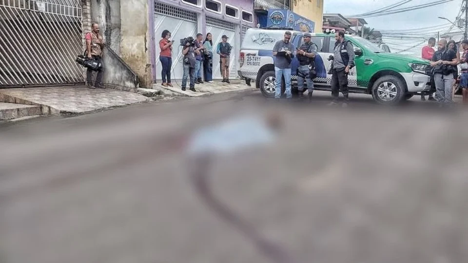 Homem é arrastado para o meio da rua e executado a tiros na Compensa, em Manaus