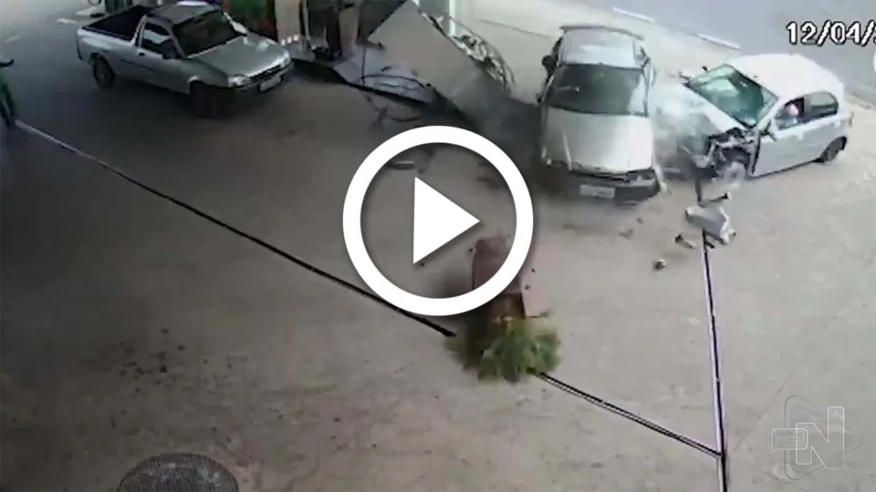 VÍDEO: idoso perde o controle do carro, atinge 8 veículos, invade posto e mata 2 pessoas em SP