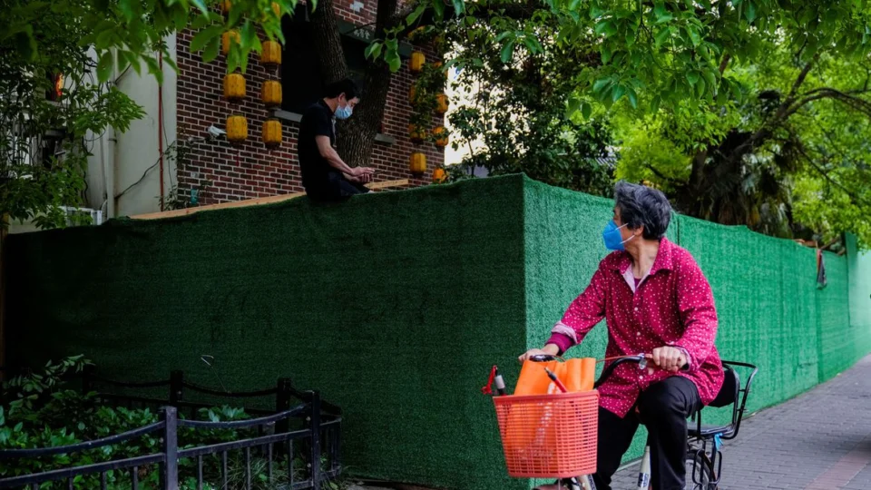 China: autoridades arrombam casas à procura de casos de Covid-19