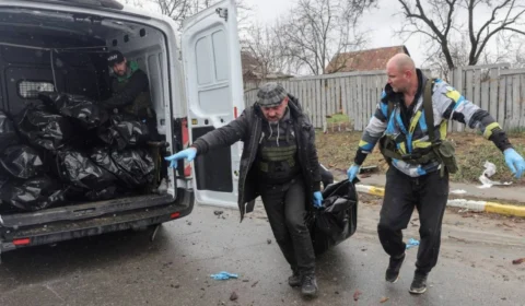 Rússia nega acusação de mortes de civis na cidade de Bucha; Ucrânia pede investigação por crime de guerra