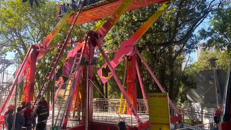 Crianças ficam presas a seis metros de altura após brinquedo apresentar falha mecânica em parque de São Paulo
