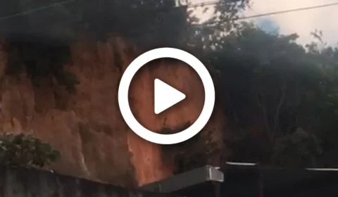 VÍDEO: deslizamento de barranco atinge três casas e uma igreja na Zona Norte de Manaus