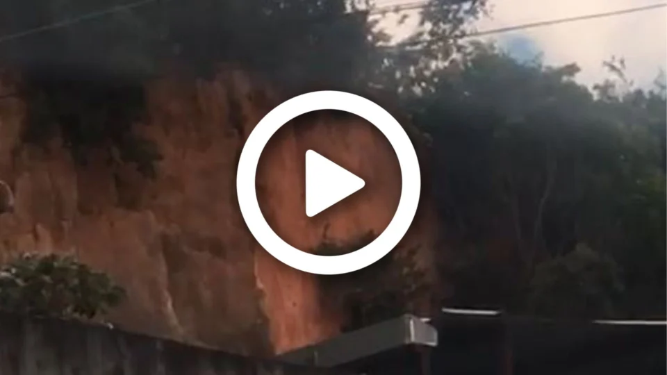 VÍDEO: deslizamento de barranco atinge três casas e uma igreja na Zona Norte de Manaus