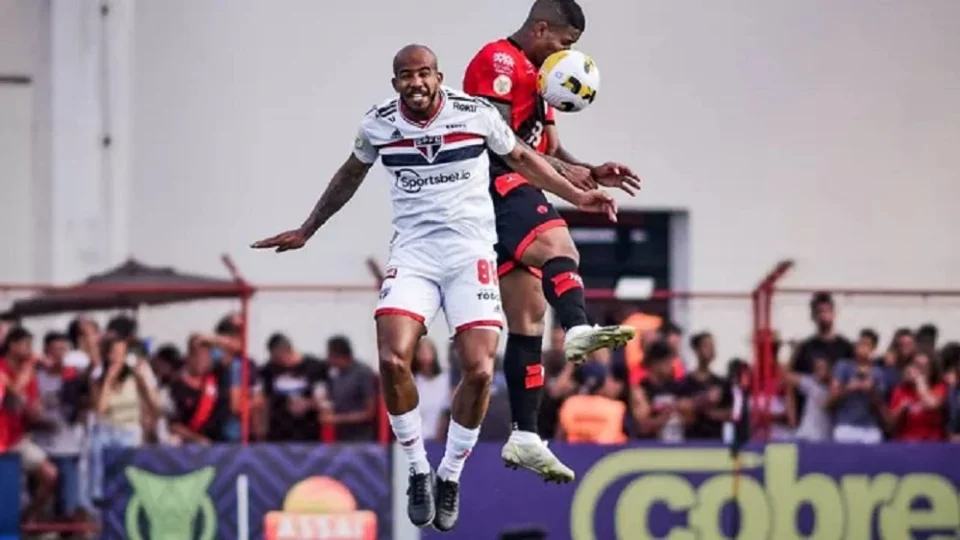São Paulo vence Atlético/GO por 2 a 1 no Brasileirão e se qualifica para Libertadores
