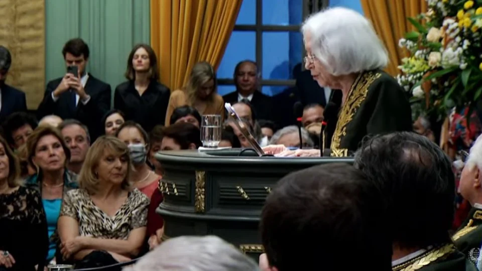 VÍDEO: Fernanda Montenegro toma posse na Academia Brasileira de Letras