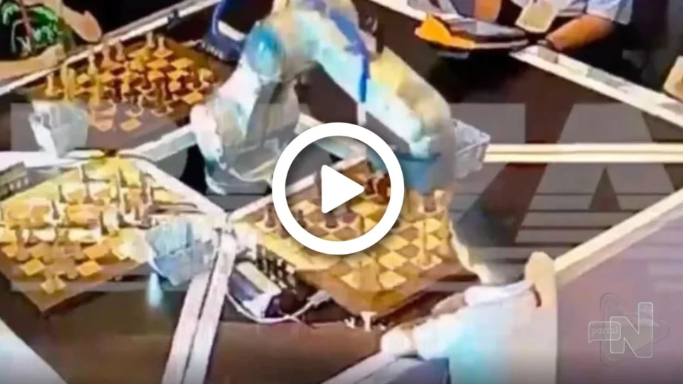VÍDEO: robô jogador de xadrez quebra dedo de mino durante partida, em Moscou