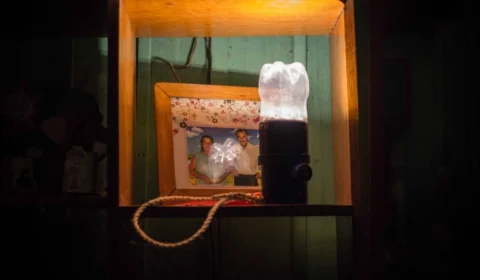 Centenas de lampiões e postes solares serão implantados em cinco comunidades em Manaus