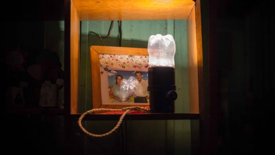 Centenas de lampiões e postes solares serão implantados em cinco comunidades em Manaus