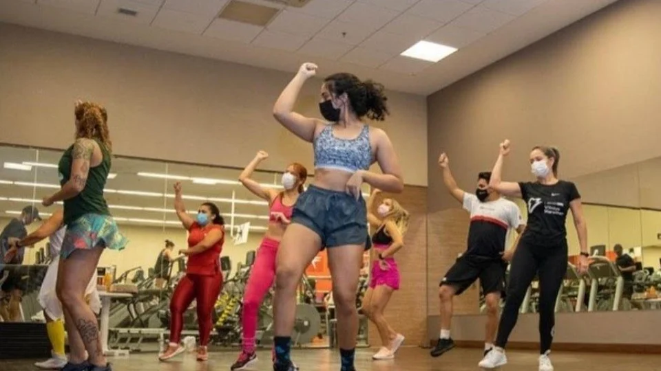 Profissional de educação física lista benefícios da dança para saúde física e mental