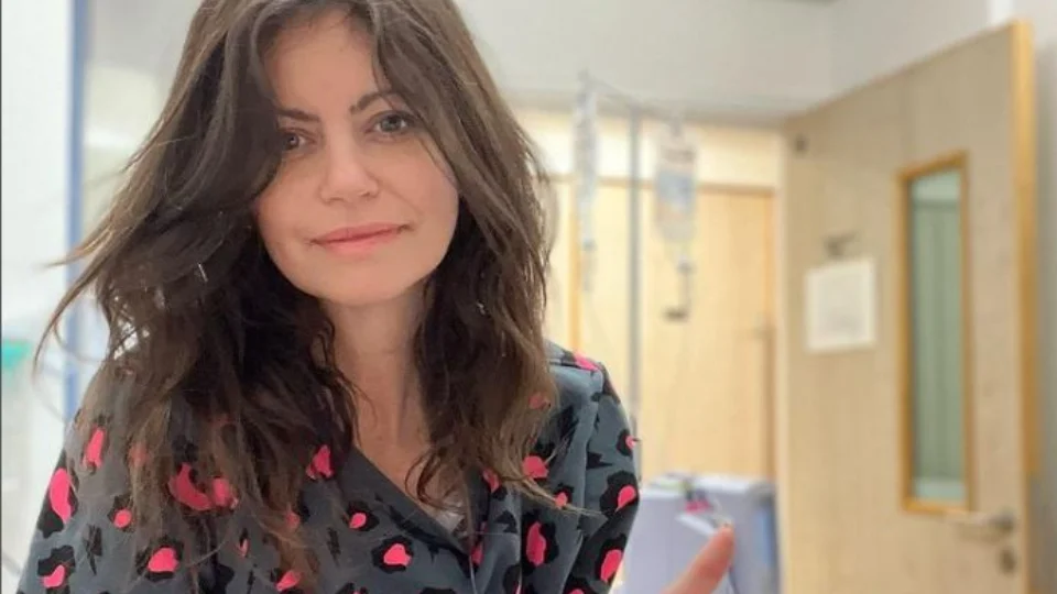 Após seis anos de luta contra câncer, jornalista inglesa emociona ao publicar relato de despedida: ‘tentamos de tudo’