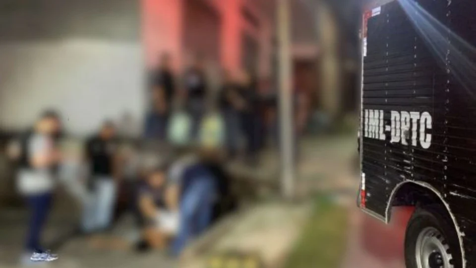 VÍDEO: homem é executado com 11 tiros por dupla em moto na Zona Norte de Manaus