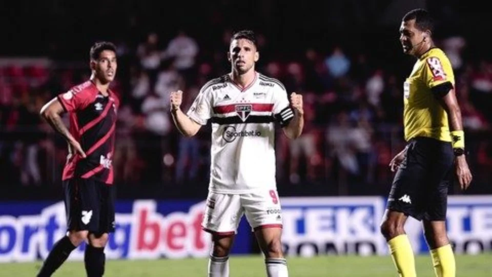 Com hat-trick de Calleri, São Paulo goleia Athletico/PR por 4 a 0 e lidera Brasileirão
