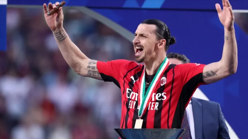 Aos 40 anos Zlatan Ibrahimović renova contrato com Milan por mais uma temporada