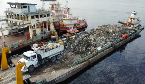 Em 30 dias, cerca de 400 toneladas de lixo são retiradas do Rio Negro em Manaus
