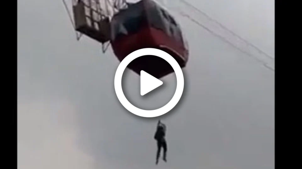 VÍDEO: bondinhos param com 15 turistas a uma altura de 300 metros na Índia