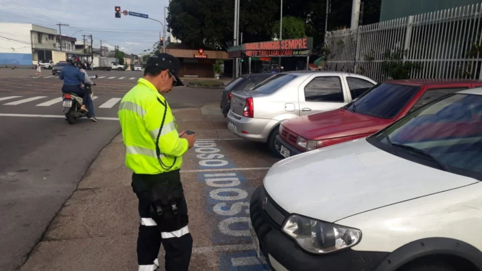IMMU fiscaliza vagas de estacionamentos para idosos e deficientes em estabelecimentos comerciais em Manaus
