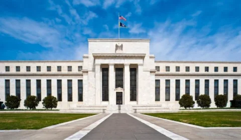 Federal Reserve, Banco Central americano, eleva juros em 0,5 pontos percentuais; maior alta em 22 anos