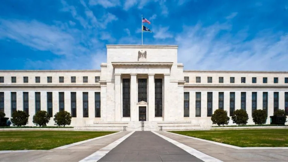 Federal Reserve, Banco Central americano, eleva juros em 0,5 pontos percentuais; maior alta em 22 anos