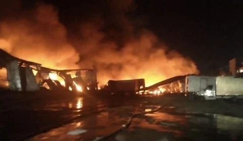 Galpão pega fogo próximo ao Aeroporto Internacional de Cumbica, em São Paulo