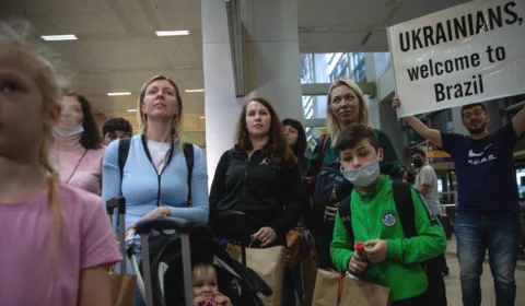 Refugiados ucranianos desembarcam no Brasil após resgate