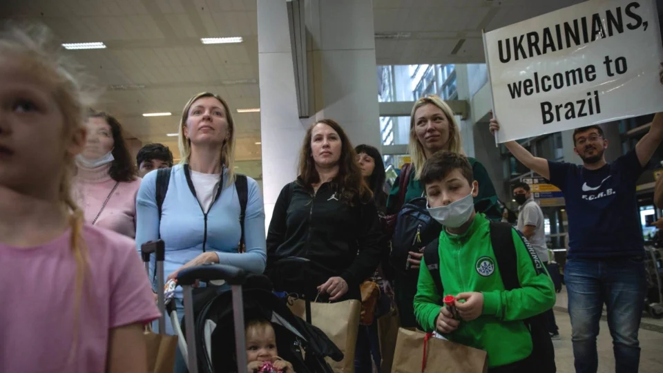 Refugiados ucranianos desembarcam no Brasil após resgate