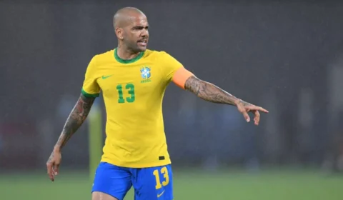 Dani Alves deve assinar contrato com Puma do México