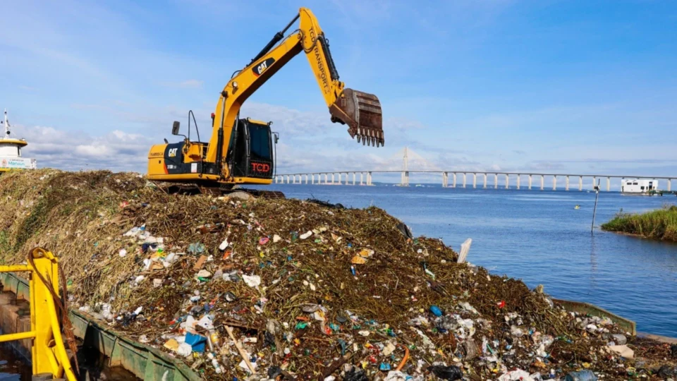 Em 30 dias, cerca de 600 toneladas de lixo são retiradas do rio Negro em Manaus