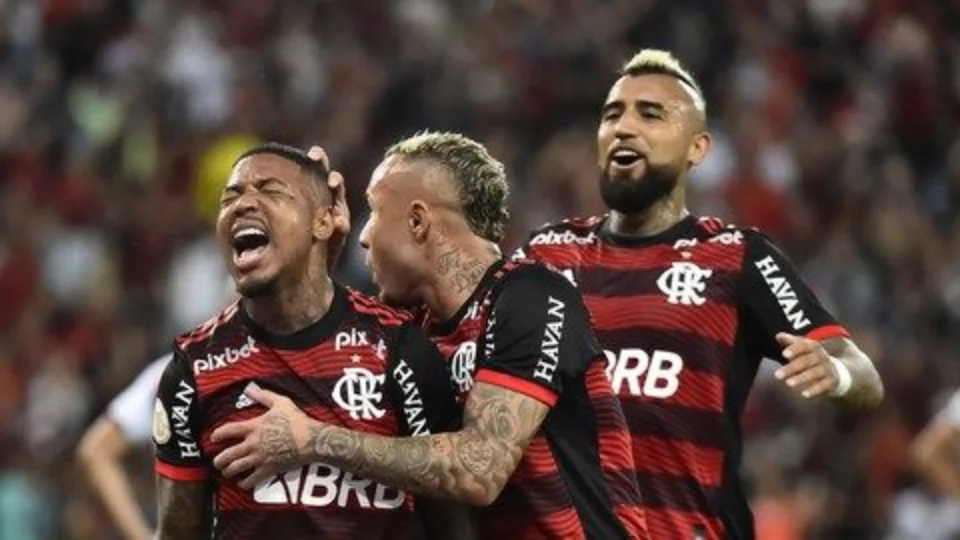 Flamengo atropela Atlético/GO por 4 a 1 e entra no G-5 do Brasileirão