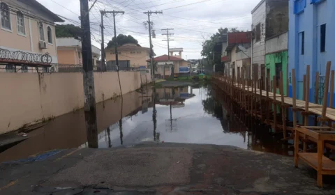 VÍDEO: cheia atinge segunda rua do Centro de Manaus