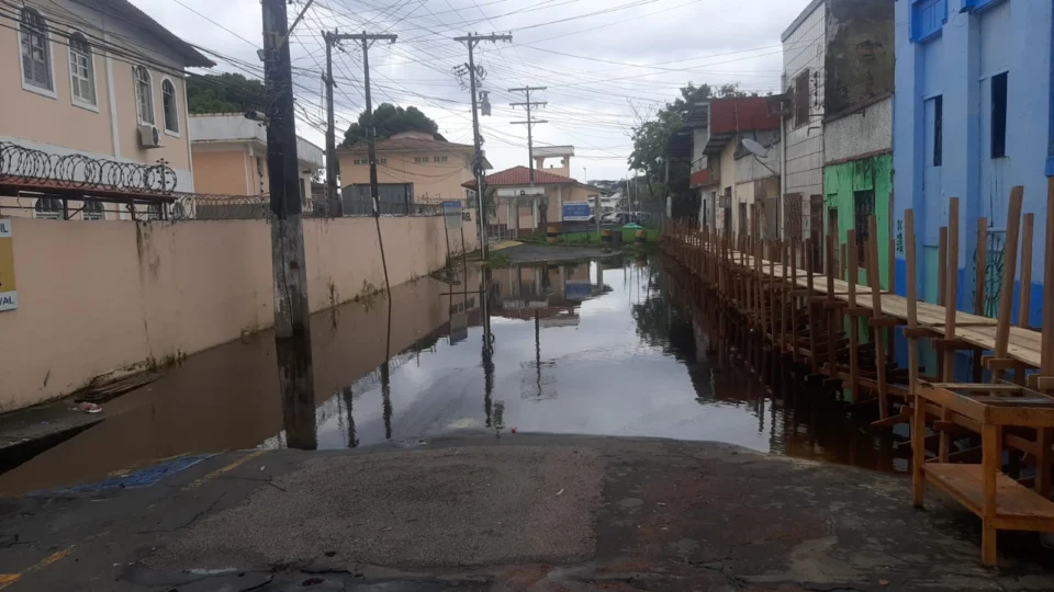 VÍDEO: cheia atinge segunda rua do Centro de Manaus