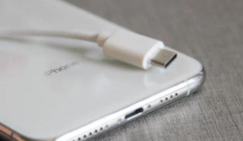 Anatel analisa padronizar entrada USB-C para todos celulares no Brasil