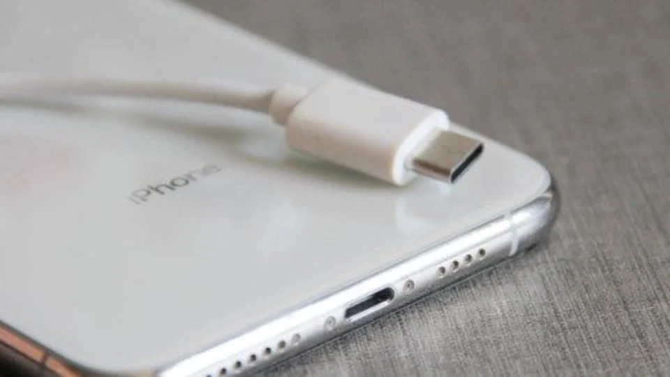 Anatel analisa padronizar entrada USB-C para todos celulares no Brasil