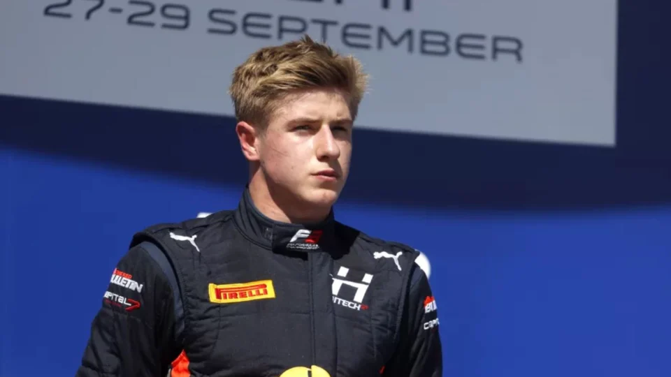 Piloto da RBR é suspenso de corridas por comentários racistas e homofóbicos