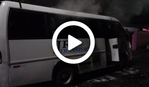Vídeo: micro-ônibus pega fogo no bairro Alvorada, em Manaus