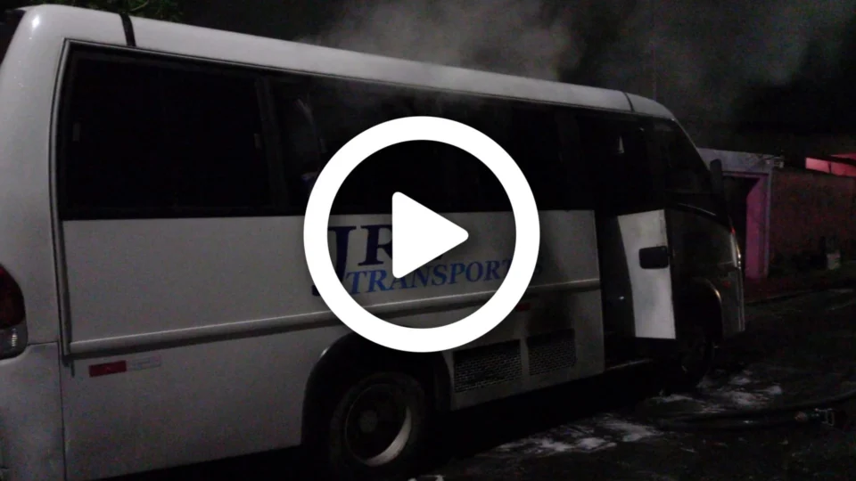 Vídeo: micro-ônibus pega fogo no bairro Alvorada, em Manaus