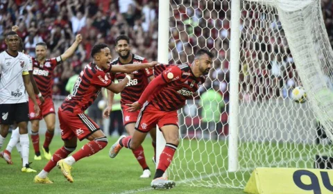 Flamengo massacra Athletico por 5 a 0 e se aproxima do líder Palmeiras no Brasileirão