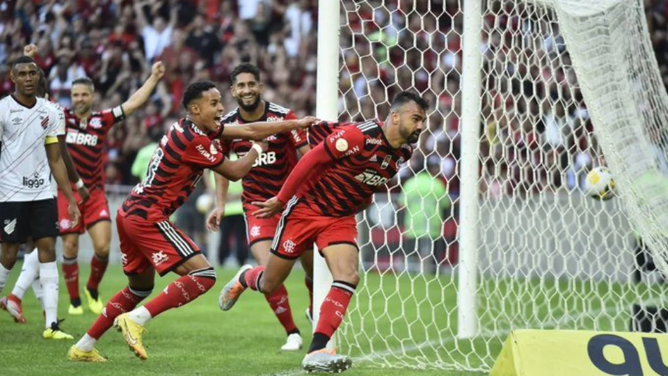 Flamengo massacra Athletico por 5 a 0 e se aproxima do líder Palmeiras no Brasileirão