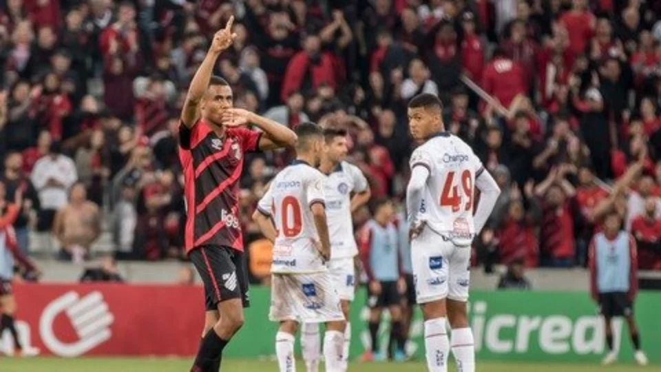 Athletico/PR vence Bahia de virada por 2 a 1 e avança às quartas de final da Copa do Brasil