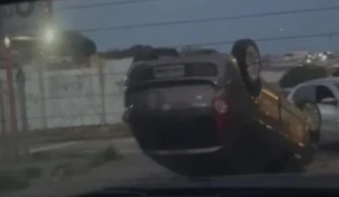 Carro capota e motorista sai ileso no Centro de Manaus