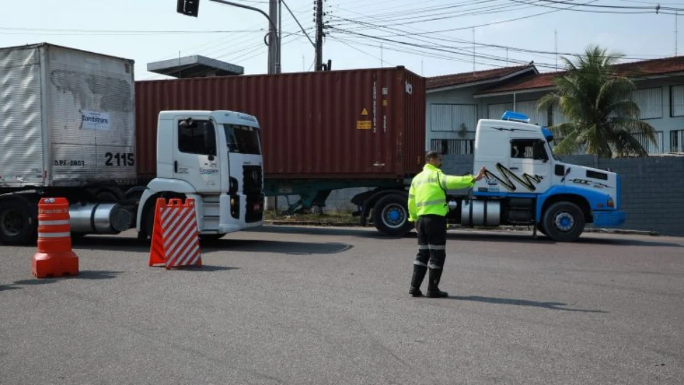 Em Manaus, trânsito é alterado na avenida Presidente Kennedy e estrada do Paredão