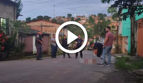 VÍDEO: corpo é encontrado dentro de saco com mãos amarradas e sinais de tortura na Zona Norte de Manaus