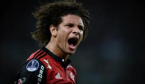 Flamengo supera pressão, marca três vezes sobre Católica e garante vaga nas oitavas da Libertadores