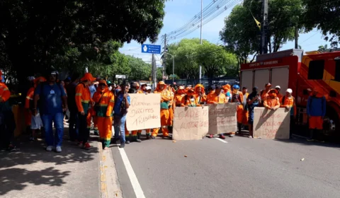 Com salário atrasado, funcionários de limpeza pública fazem manifestação em Manaus