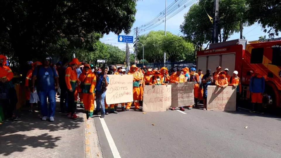 Com salário atrasado, funcionários de limpeza pública fazem manifestação em Manaus