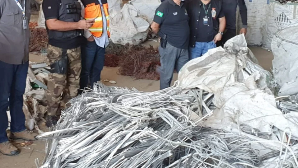 Lei quer proibir venda de tampas de poços, hidrômetros e fios de cobre em Manaus