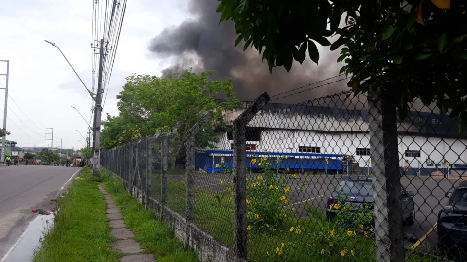 VÍDEO: incêndio atinge fábrica de embalagens na Zona Leste de Manaus