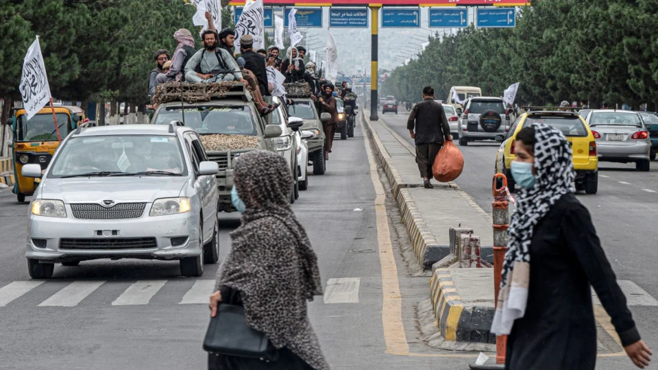 Afeganistão: volta do Talibã traz prisão e tortura ao cotidiano das mulheres